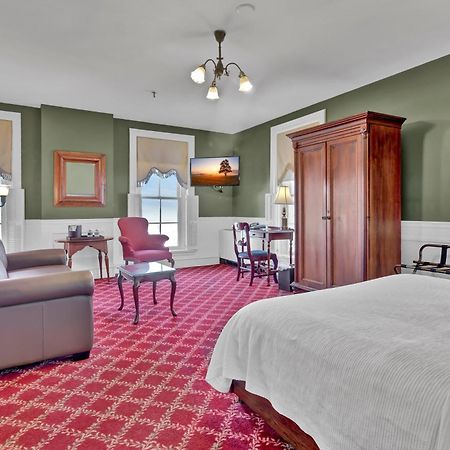 St James Hotel Ред-Уинг Экстерьер фото