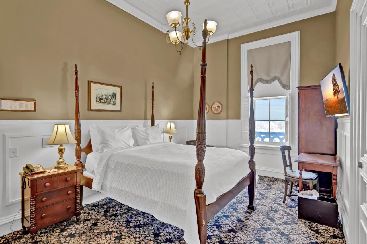 St James Hotel Ред-Уинг Экстерьер фото