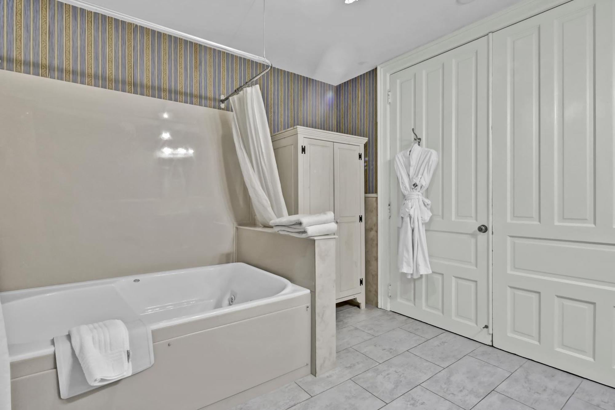 St James Hotel Ред-Уинг Экстерьер фото