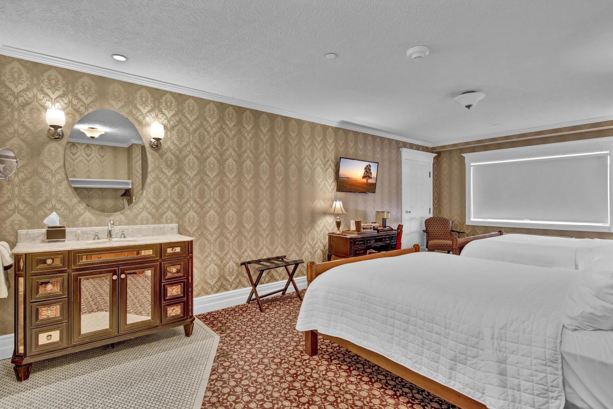St James Hotel Ред-Уинг Экстерьер фото