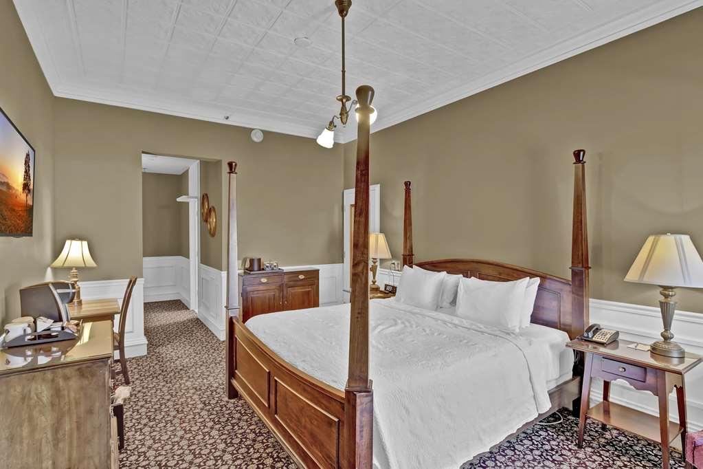 St James Hotel Ред-Уинг Номер фото